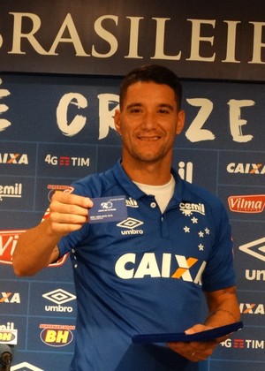 THiago Neves exibe cartão de sócio torcedor (Foto: Maurício Paulucci)