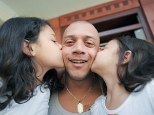 Filhas ainda não entendem profissão do pai, mas têm ciúmes (Foto: Flávio Moraes/G1)