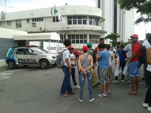 Manifestantes começam a chegar à sede do Grande Recife Consórcio de Transportes (Foto: Marina Barbosa / G1)