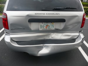 Carro de Cathy atingiu a traseira de outro veículo (Foto: Divulgação/Port St. Lucie DP) Carro de Cathy atingiu a traseira de outro veículo (Foto: Divulgação/Port St. Lucie DP)