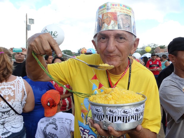 Ernando Carvalho no Maior Cuscuz do Mundo, São João de Caruaru 2015 (Foto: Lafaete Vaz/ TV Asa Branca)