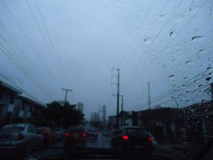 Tempo chuvoso deixou manhã de Belém escura (Foto: Ingo Müller/G1)
