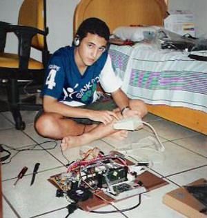 Adolescente, Souza criou um MP3 Player (Foto: Arquivo Pessoal)