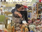 Recuperada de bronquite, Isis Valverde namora em loja de posto