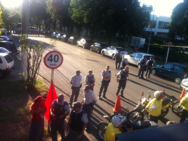 G1 Manifestantes vão à sede do governo de MT durante protesto e são