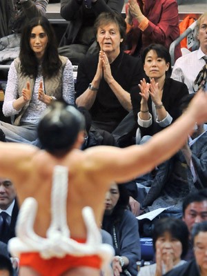 Paul McCartney assiste à luta de sumô em Fukuoka, no Japão (Foto: AFP PHOTO/JIJI PRESS JAPAN OUT) Paul McCartney assiste à luta de sumô em Fukuoka, no Japão (Foto: AFP PHOTO/JIJI PRESS JAPAN OUT)