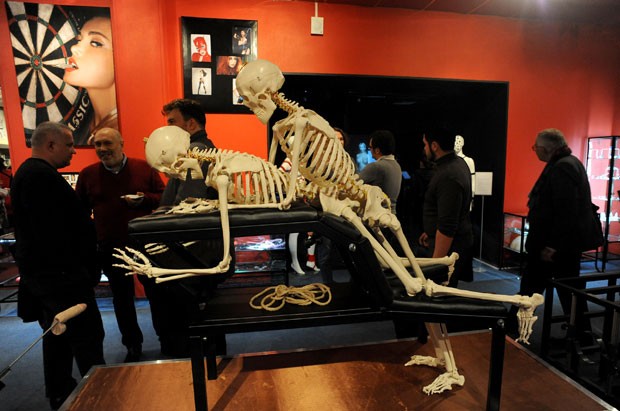 Museu exibe esqueletos simulando sexo (Foto: Olga Maltseva/AFP)