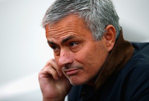 Mourinho confere a partida das cadeiras (Foto: Clive Rose/Getty Images)
