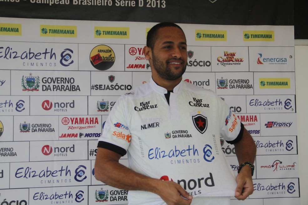 Bruno Costa, lateral-esquerdo do Botafogo-PB (Foto: Hévilla Wanderley / GloboEsporte.com)