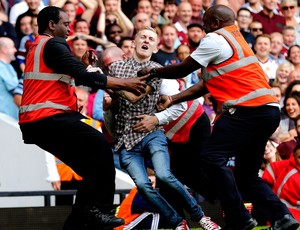 torcedor invade jogo do Tottenham x West Ham e cobra falta (Foto: Reuters)