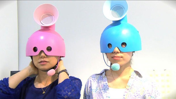 A designer japonesa Tomomi Sayuda criou um capacete com microfone e alto-falante que, segundo ela, ajuda a aliviar o estresse. (Foto: BBC)