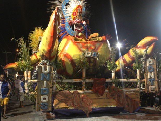 Escola Unidos da Ponte desfila no carnaval de Parnaíba (PI) (Foto: Patrícia Andrade/G1)