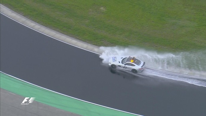 Safety Car avaliou condições de pista antes do treino ter início, com atraso (Foto: Reprodução)