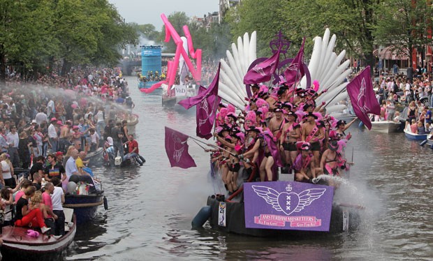 Parada gay em barcos em Amsterdã (Foto: Divulgação/Edwin Van Eis/Holland Alliance)
