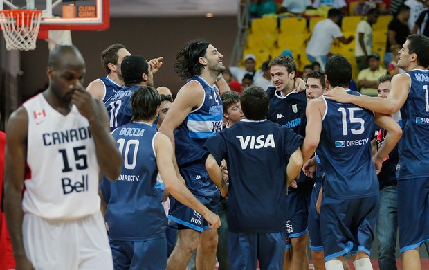 Lusi Scola basquete Argentina contra Canadá (Foto: AP)