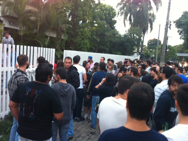Tumulto em frente a uma casa na rua do Jockey Club de SP (Foto: Flávio Seixlack/G1)