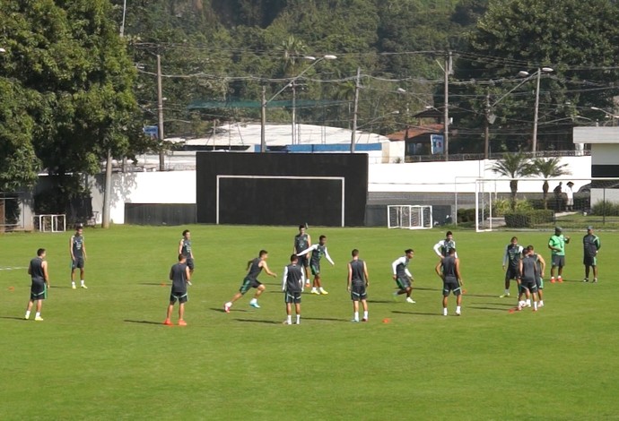 Jogadores mexicanos treinam no CT Rei Pelé para duelo contra a Holanda (Foto: Diogo Venturelli)