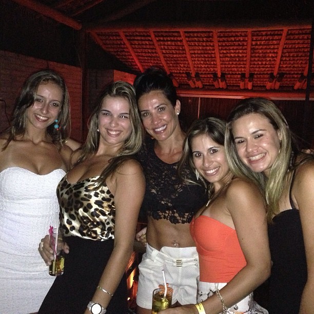 Scheila Carvalho curte noite com amigas em Porto Seguro (Foto: Instagram)