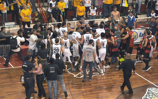 basquete confusão São José x Flamengo (Foto: João Gabriel Rodrigues) basquete confusão São José x Flamengo (Foto: João Gabriel Rodrigues)