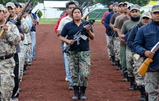 A milÃ­cia de CherÃ¡n treina para um desfile  (Foto: BBC)