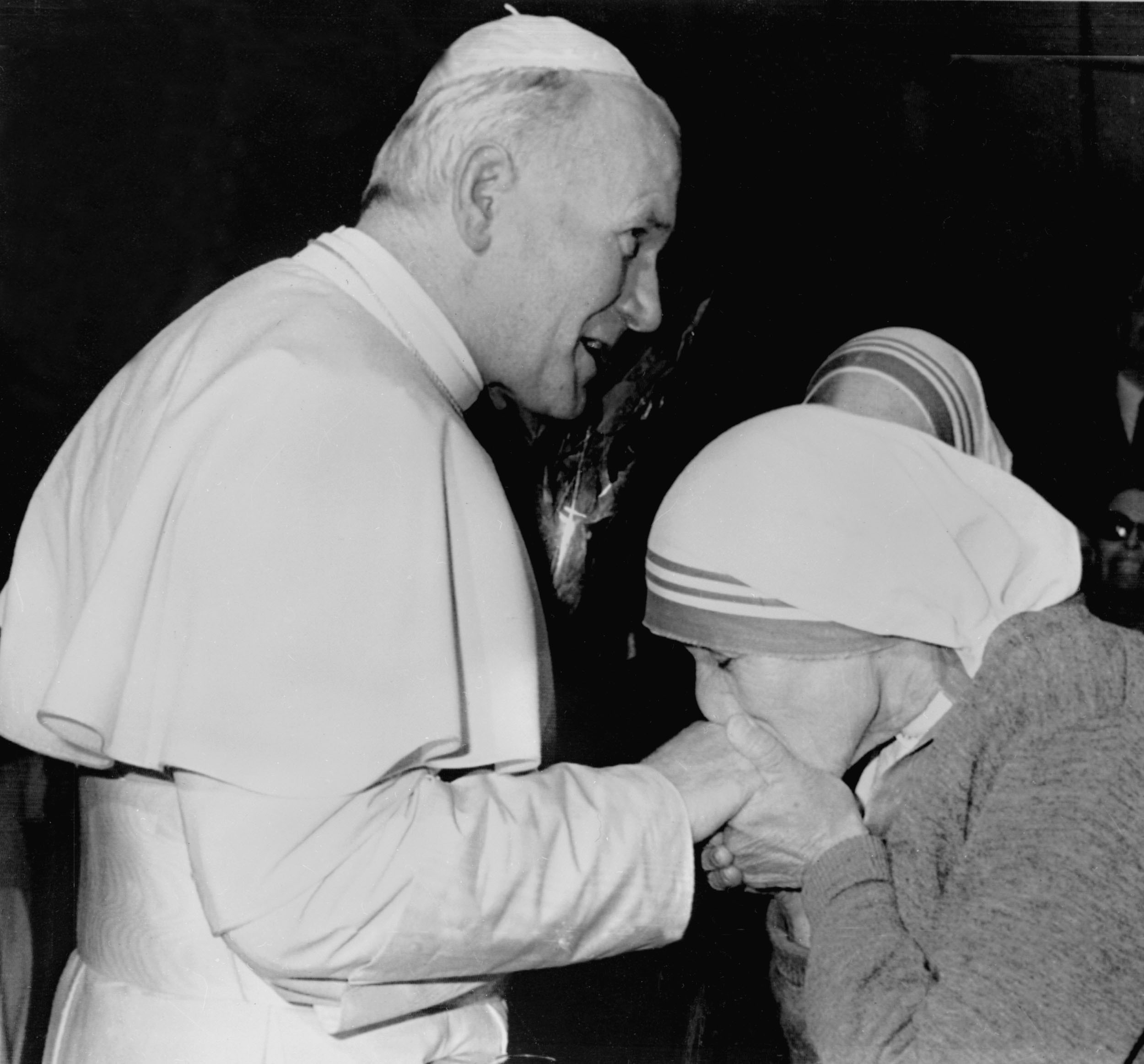 Foto de arquivo de novembro de 1978 mostra Madre Teresa de Calcutá e o Papa João Paulo II no Vaticano (Foto: STR / AFP)
