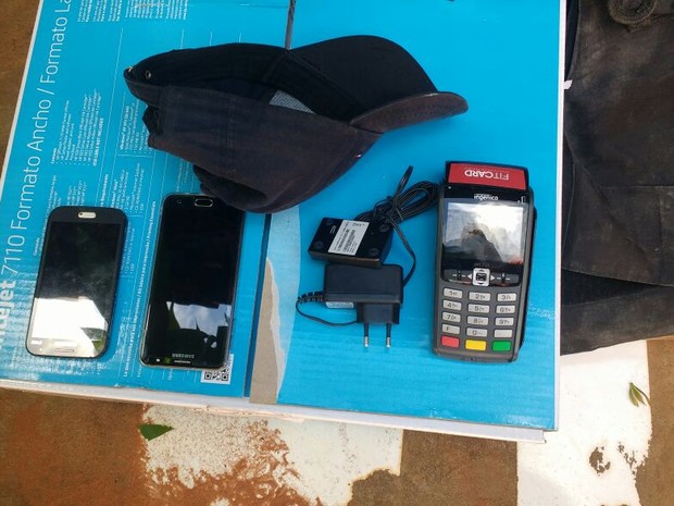 Até máquina de cartão foi encontrada com a dupla (Foto: Divulgação/Polícia Militar)