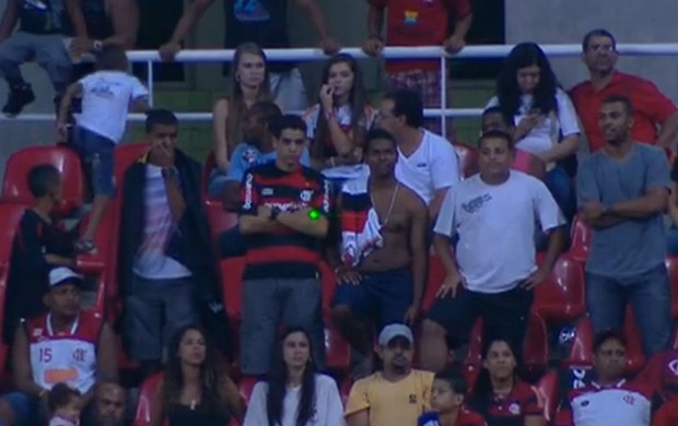 Torcedor com laser é retirado pela Polícia na partida entre Flamengo e Bahia no Engenhão (Foto: Reprodução SporTV)