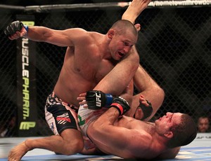 UFC 139 - Dan Henderson ataca Mauricio Shogun Rua (Foto: AP)