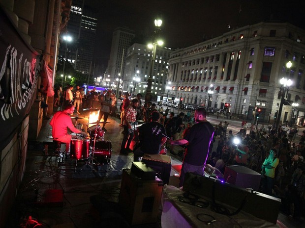 Banda de rock se apresenta durante manifestação contra a tarifa, no Centro (Foto: Marcelo Brandt/G1)