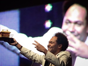 O cantor Thalles Roberto recebe um dos três prêmios que ganhou na segunda edição do Troféu Promessas, em 2012  (Foto: Caio Kenji\G1)