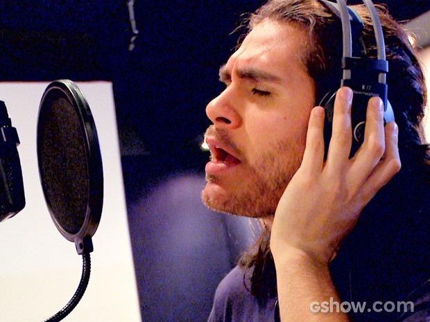 Gabriel Sater abre a música com sua bela voz (Foto: Meu Pedacinho de Chão/TV Globo)