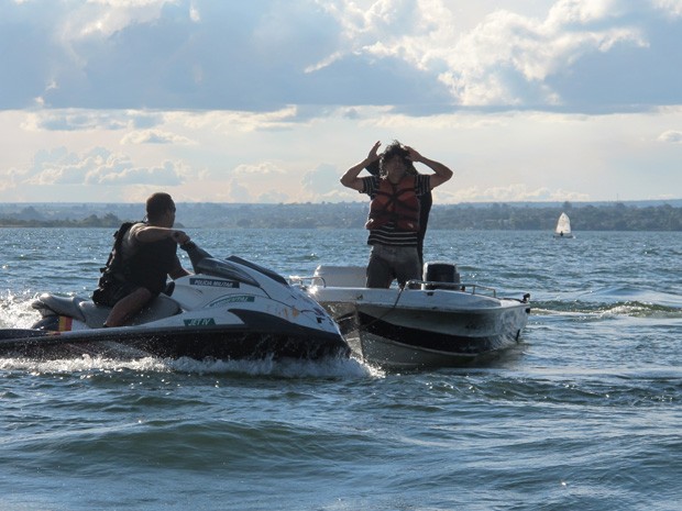 Policiais na moto aquática fazem abordagem da lacha suspeita durante simulação no Lago Paranoá (Foto: Káthia Mello/G1 DF)