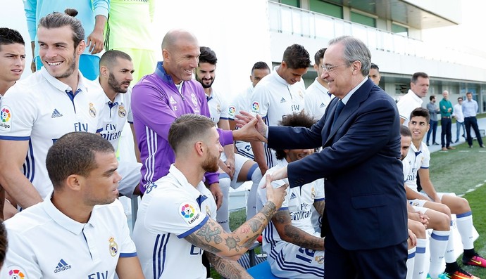 Zidane e o presidente Florentino Perez durante foto oficial (Foto: site oficial Real Madrid)