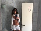 Luciana Gimenez mostra barriga em forma em selfie de biquíni