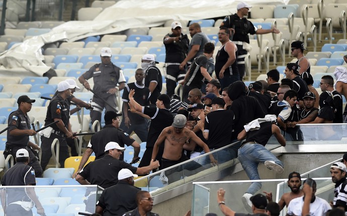 Confusão torcida Corinthians, no Maracanã (Foto: André Durão)
