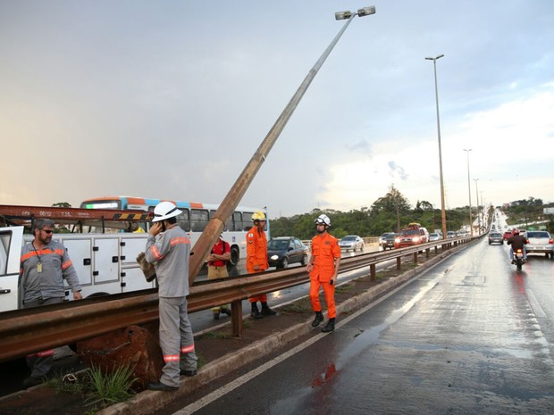 Poste ficou 'pendurado' na ponte do Braguetto após sofrer com fortes ventos decorrentes da chuva que atingiu Brasília nesta sexta-feira (23) (Foto: Corpo de Bombeiros DF/Divulgação) Poste ficou 'pendurado' na ponte do Braguetto após sofrer com fortes ventos decorrentes da chuva que atingiu Brasília nesta sexta-feira (23) (Foto: Corpo de Bombeiros DF/Divulgação)