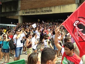 Professores, servidores e estudantes protestaram em João Pessoa (Foto: Walter Paparazzo/G1) Professores, servidores e estudantes protestaram em João Pessoa (Foto: Walter Paparazzo/G1)