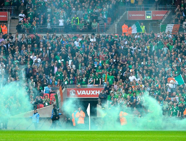 jogo Irlanda Inglaterra fumaça comemoração (Foto: Reuters)