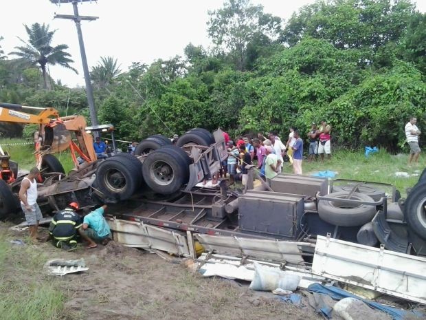 Vítimas de caminhão que tombou em Alcobaça na Bahia tinham acabado de fazer uma entrega (Foto: Márcio Hack / Teixeira Notícias)