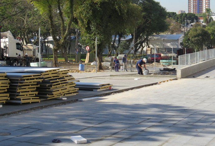 Área em frente à Arena da Baixada - Atlético-PR (Foto: Fernando Freire)