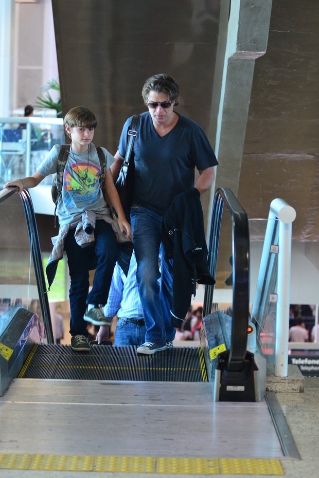 Fábio Assunção com o filho no aeroporto (Foto: William Oda / Foto Rio News)
