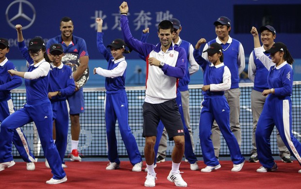 Novak Djokovic comemora título em Pequim dançando com boleiros (Foto: Reuters)