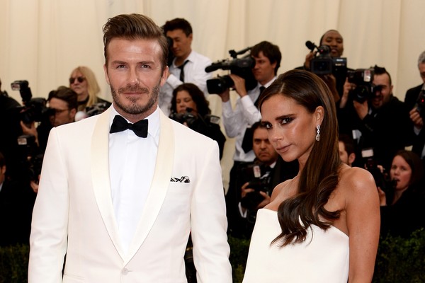 David e Victoria Beckham gastaram cerca de 1,8 milhões na cerimônia de casamento em 1999. A festa teve a apresentação de ninguém menos que Elton John e muitos fogos de artifício. Durante a festa, os dois sentaram em tronos vermelhos, como rei e rainha (Foto: Getty Images)