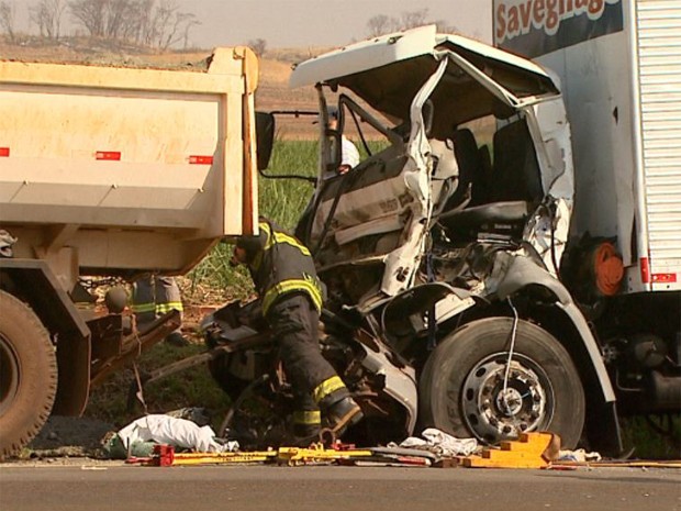 Cabine do caminhão completamente destruida, em Sertãozinho (Foto: Reprodução/EPTV)