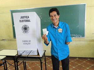 Carlin Moura (PC do B), candidato à Prefeitura de Contagem, vota (Foto: Pedro Cunha/G1)