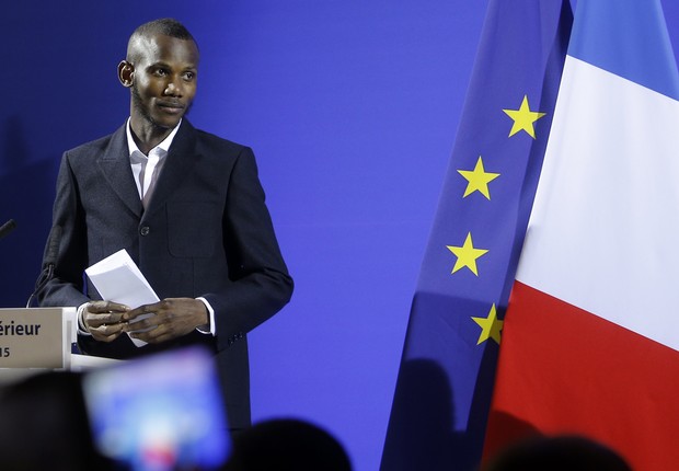 Lassana Bathily durante cerimônia em Paris nesta terça-feira (20) (Foto: AP Photo/Christophe Ena)