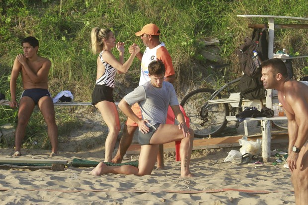 Danielle Winits faz exercicios com seu namorado na praia da Barra da Tijuca (Foto: Dilson Silva / Agnews)