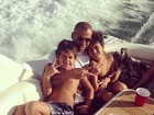 Emerson Sheik curte passeio de barco com os filhos em Miami
