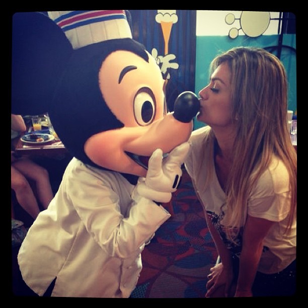 Kelly Key beija nariz de Mickey  (Foto: Reprodução/Instagram)