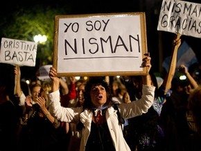 Manifestante com o cartaz Eu Sou Nisman durante protesto realizado na Praça de Maio, em Buenos Aires, na noite desta segunda-feira (19) (Foto: Rodrigo Abd/AP Photo) Manifestante com o cartaz Eu Sou Nisman durante protesto realizado na Praça de Maio, em Buenos Aires, na noite desta segunda-feira (19) (Foto: Rodrigo Abd/AP Photo)